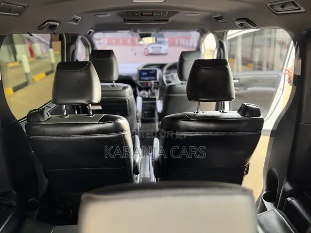 Toyota Voxy 2018 Nyeupe - 1