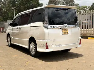 Toyota Voxy 2018 Nyeupe