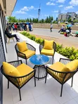 Seti ya Kisasa ya Dining ya Patio ya Nje ya Viti 4 na Meza ya Kioo - 2