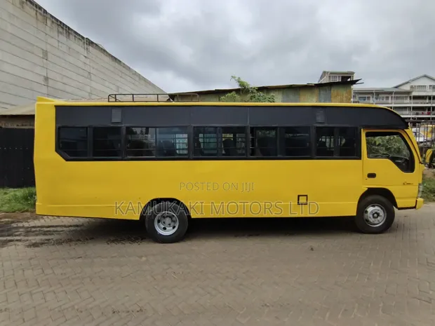 Isuzu NQR 2015 - Yellow - 1