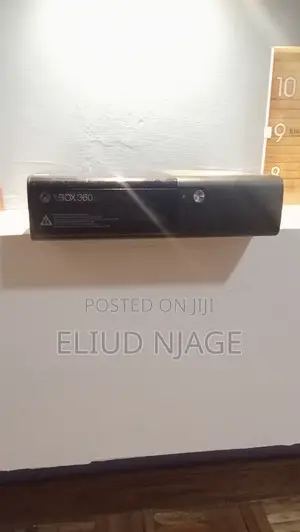 Xbox 360 E 256GB Iliyotumika na Kidhibiti 1, FIFA 16 & 17
