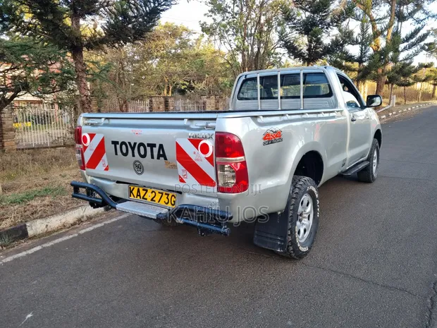 Toyota Hilux 2007 Silver - 1