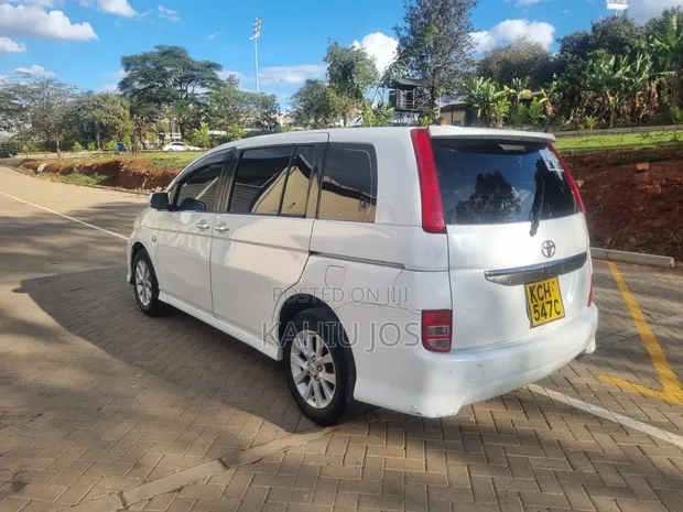 Toyota Isis 2009 White - 1