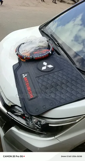 Seti ya Floor Mats na Steering Wheel Cover za Mitsubishi Mchoro wa Diamond
