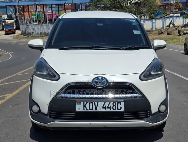 Toyota Sienta 2018 White - 1
