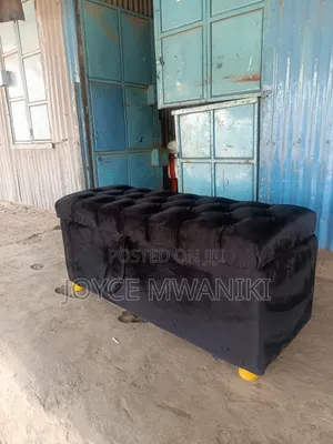 Ottoman Nyeusi ya Velvet yenye Hifadhi (4ft)