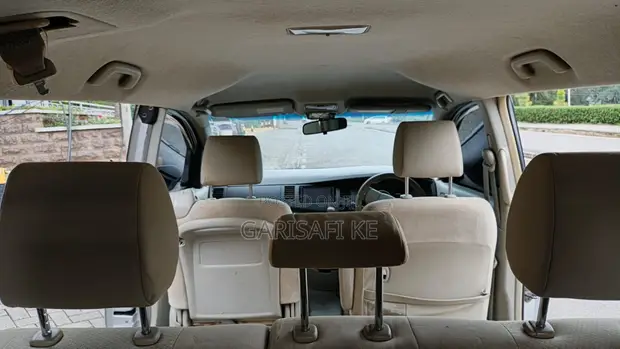 Toyota Isis 2013 Silver - 1