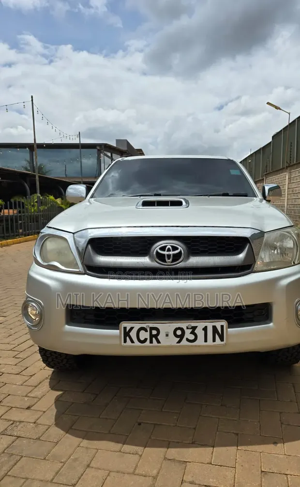 Toyota Hilux Double Cab 2011 Nyeusi - 1