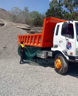 Lori la Mitsubishi Fuso Tipper