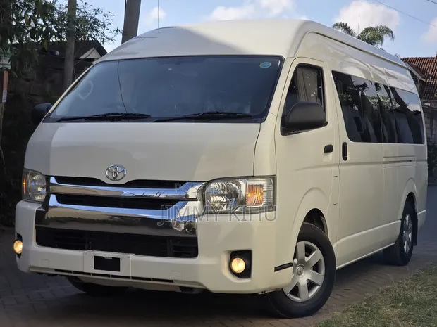 Toyota HiAce Commuter Deluxe 2019 - 1
