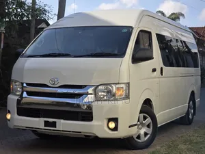 Toyota HiAce Commuter Deluxe 2019