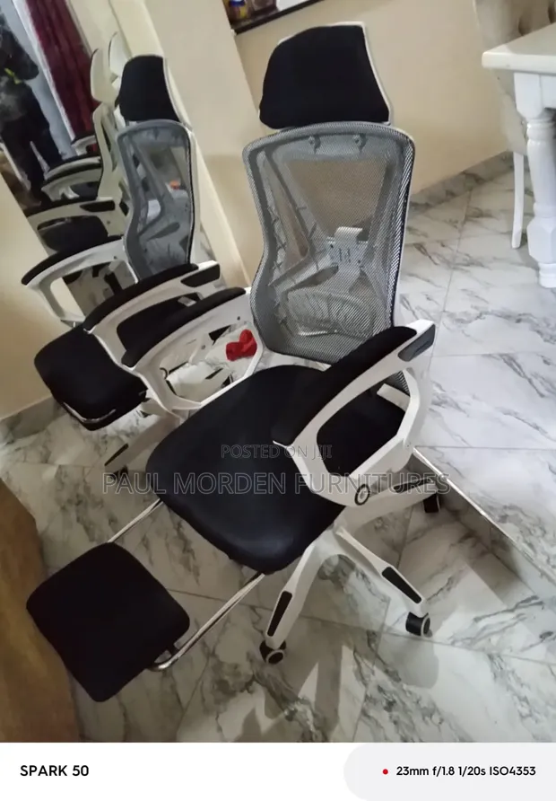 Kiti cha Kisasa cha Ofisi chenye Ergonomic na Footrest - Nyeusi - 1
