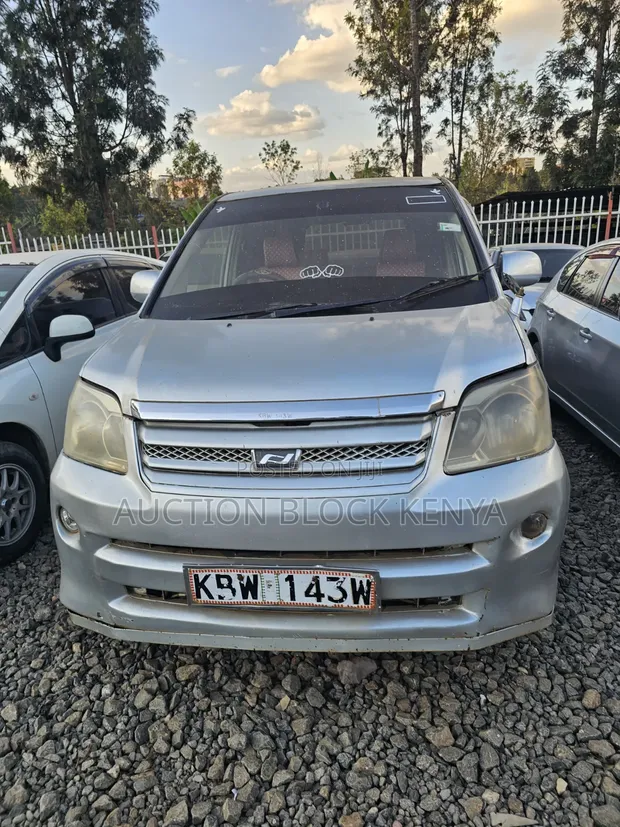 Toyota Noah 2006 Nyeupe - 1