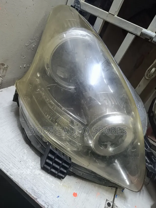 Toyota Ractis 2008 Headlight - 1