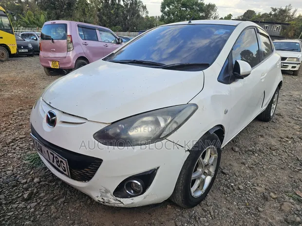 Mazda Demio 2012 Nyeupe - 1