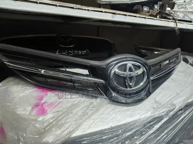 Toyota Auris 2012 Grille - 1
