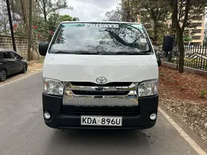 Toyota HiAce 2013 Nyeupe