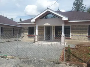 Bungalow ya Vyumba 3 vya Kulala na Sebule ya Nyumba Ndogo Matasia