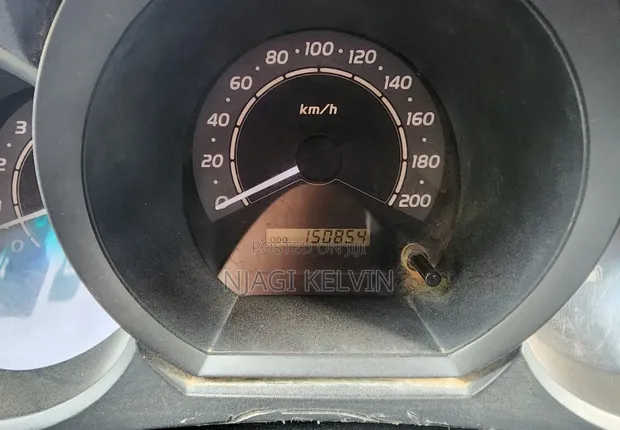 Toyota Hilux 2010 White - 1