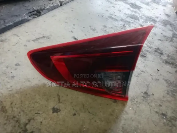 Mazda 2 / Demio Boot Light (2015-2023) - 1
