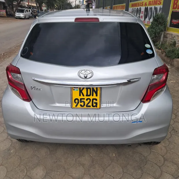 Toyota Vitz 1.0 FWD 5dr 2017 Silver - 1