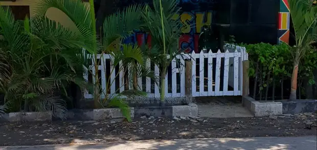 Duka la Kukodisha Nyali, 1st Avenue - 1