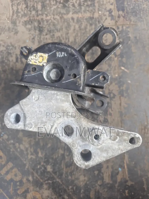 Toyota RAV4 2017 Engine Mounting - 1