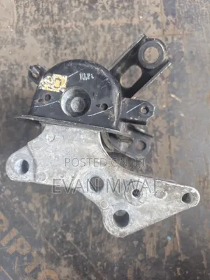 Toyota RAV4 2017 Engine Mounting