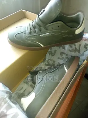 North Star Sneakers Mpya za Ngozi (Size 8)