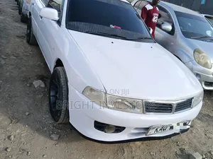 Mitsubishi Lancer 2000 Nyeupe