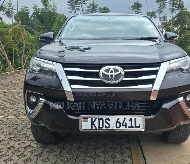 Toyota Fortuner 2018 Nyeusi - 1