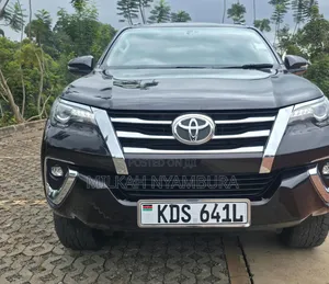 Toyota Fortuner 2018 Nyeusi