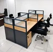 Ofisi ya Kazi ya Kisasa ya Viti 4 na Skrini za Faragha - 1
