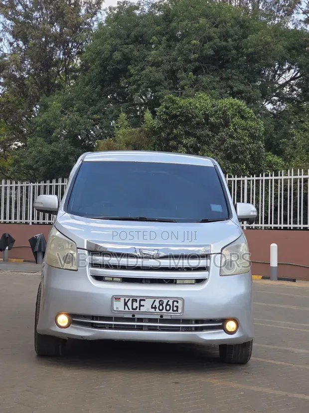 Toyota Noah 2008 Silver - 1