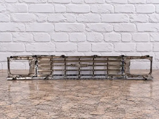 Grille ya Toyota Hilux Yn55 1987 Chrome - 1