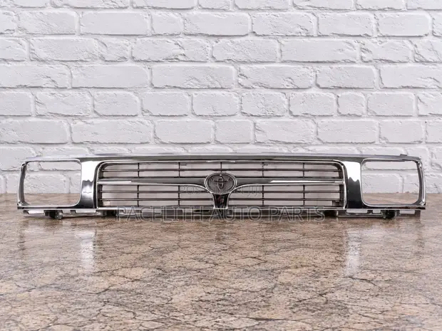 Grille ya Toyota Hilux Yn85 T-Type (1989) - 1