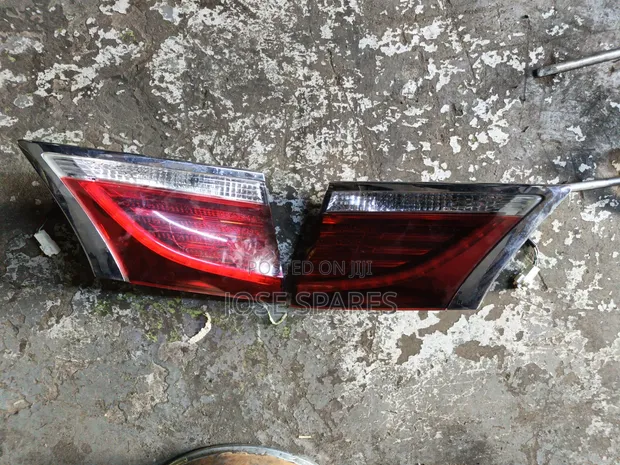 Taa za Boot la Toyota Crown (Zote Mbili) - 1