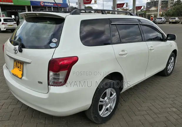 Toyota Corolla Fielder 2011 Nyeupe - 1