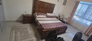 Seti ya Kitanda King Size cha Mahogany na Meza ya Kubadilisha na Godoro