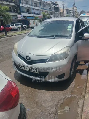 Toyota Vitz 2011 Silver