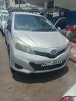 Toyota Vitz 2011 Nyeupe - 2