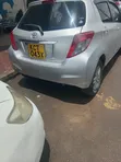 Toyota Vitz 2011 Nyeupe - 5