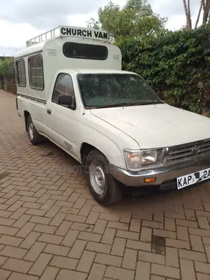 Toyota Hilux 2001 - White