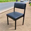 Kiti cha Ofisi Nyeusi chenye Pedi na Miguu ya Chuma - 1