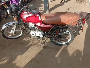 Bajaj Boxer 100 2023 Nyekundu