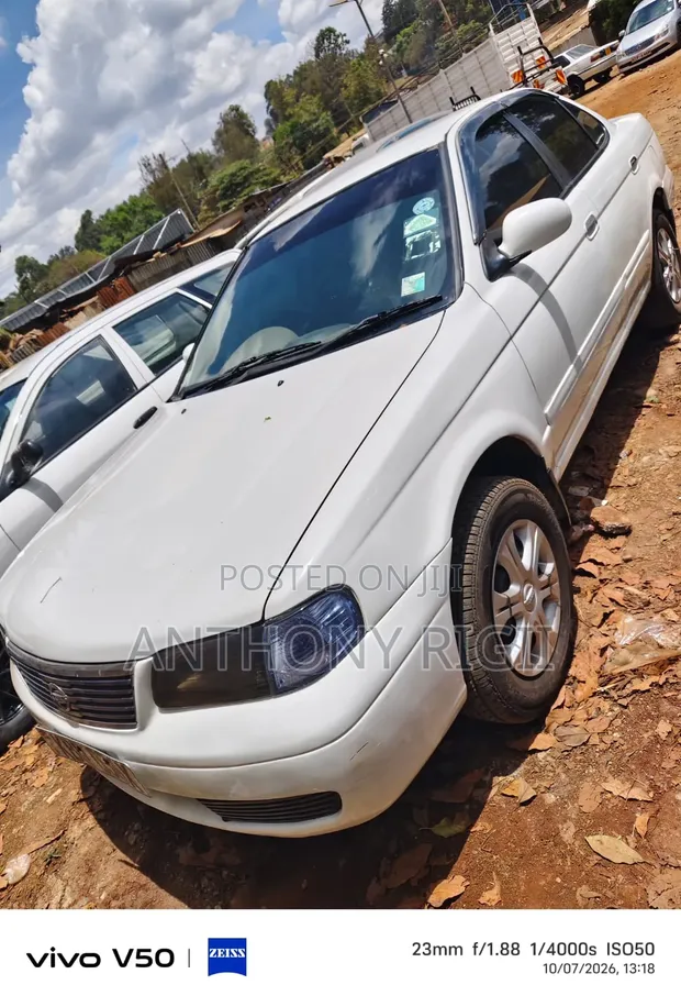 Nissan Sunny 2005 Nyeupe - 1