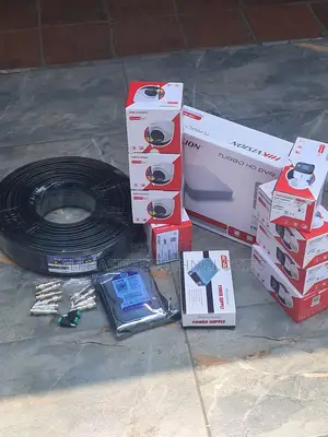 Hikvision 4 Camera Smart Hybrid Light Kit na DVR & 500GB HDD