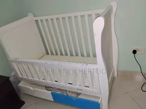 Kitanda cha Mtoto cha Mbao Nyeupe Imara chenye Droo na godoro