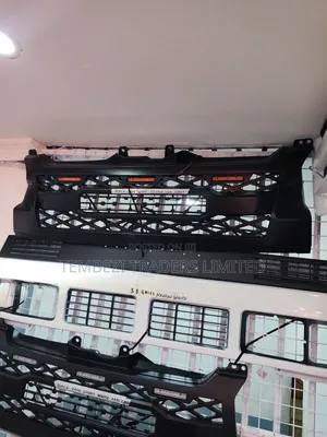 Toyota HiAce 9L Grille Kuboresha (Matte Nyeusi, LED)