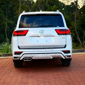 2023 Toyota Land Cruiser LC300 ZX Nyeupe